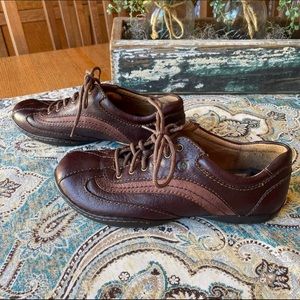 Born brown leather walking shoe, outdoor adventure 8.5 or 40 like new